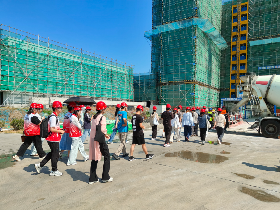 淳溪街道“青系淳乡”大学生暑期返家乡活动走进高职园A2地块项目